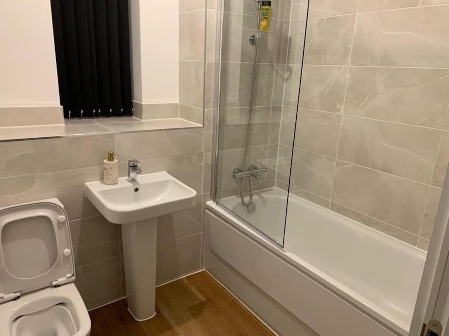 Brand New Entire 4 Bed House Multiple Free Parking Early Check-In Late Check- Out Allowed South Ockendon Extérieur photo