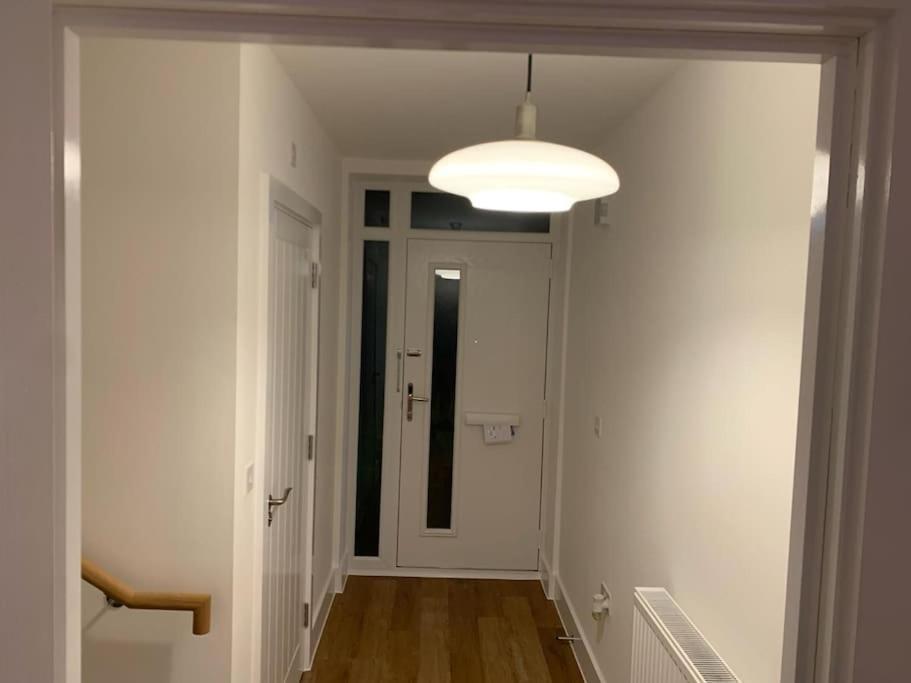 Brand New Entire 4 Bed House Multiple Free Parking Early Check-In Late Check- Out Allowed South Ockendon Extérieur photo