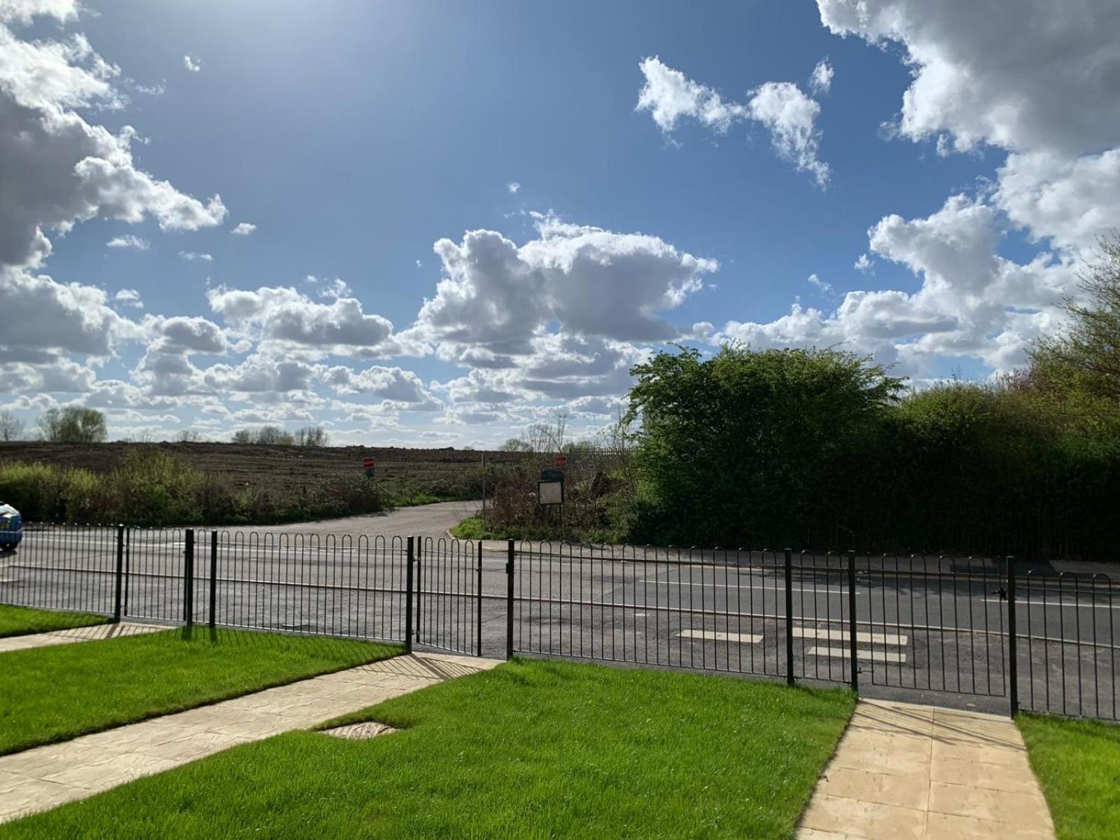 Brand New Entire 4 Bed House Multiple Free Parking Early Check-In Late Check- Out Allowed South Ockendon Extérieur photo